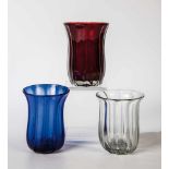 Drei Rippenbecher Österreich, 1. H. 19. Jh. Senkrecht geripptes Glas mit Abriss, ein Becher