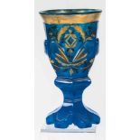 Fußbecher Böhmen, um 1845 Blau eingefärbtes Alabasterglas, sechsfach geschält, der Stand passig