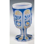 Fußbecher Böhmen, 1840 - 1850 Weißes Alabasterglas mit blauem Überfang, ornamental durchschliffen.