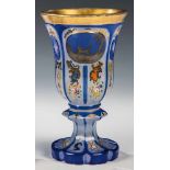 Alabasterpokal mit Hund Böhmen, 1840 - 1850 Weißes Alabasterglas mit blauem Übergang und