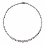 Rivière Diamantcollier Erste Hälfte 20. Jh. 585-er Weißgold, 32,35 g. Zeitlos elegantes Collier