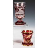 Zwei Fußbecher Böhmen, 1850-1860 Farbloses, geschältes Glas mit Rotlasur. Dekor: Floraldekor in