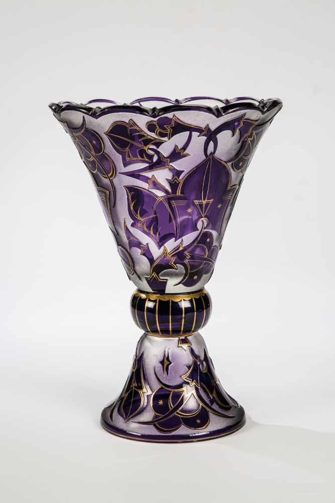 Großer Pokal Joh. Oertel & Co. (zugeschr.), Haida, um 1925 Farbloses Glas mit violettem Überfang.