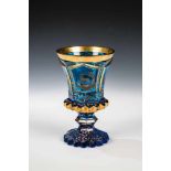 Seltener Pokal mit Hirschen Böhmen, um 1840 Leuchtend blaues, flächenfüllend mit Facetten-,