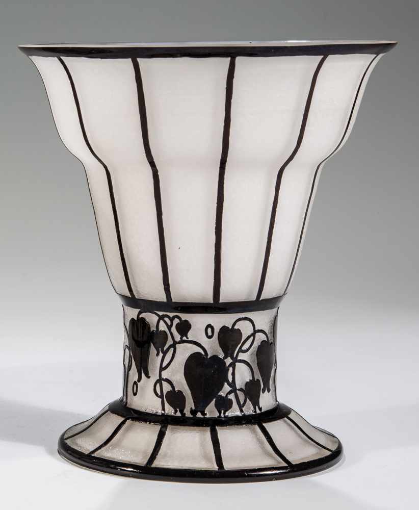 Vase "Opal mit schwarz" Hans Bolek (Form- und Dekorentwurf), Loetz Wwe., Klostermühle, 1915 Weißes