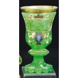 Fußbecher aus Chrysoprasglas Böhmen, datiert 1846 Mit Uran eingefärbtes Alabasterglas (sog.