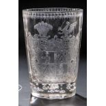 Wappenbecher Mitteldeutsch, 18. Jh. Graustichiges, vielfach facettiertes Glas. Im Stand Rosette