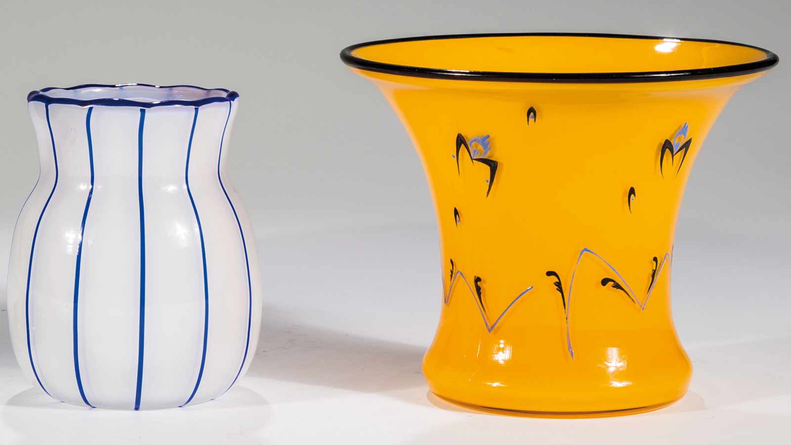 Zwei Vasen "Opal mit blauen Streifen A 157" Loetz Wwe., Klostermühle, um 1915 Weißes Opalglas. Die