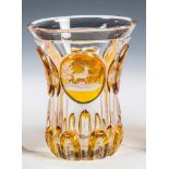 Becher mit Tieren Böhmen, um 1835 Schliffverziertes, partiell silbergelb gebeiztes Glas. Auf der