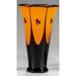 Vase Loetz Wwe., Klostermühle, um 1915 Orangeopal. Die farblose Deckschicht mit dunkelviolettem,