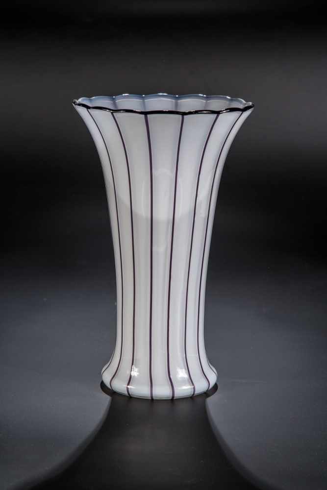 Vase "Ausführung 157, opal mit schwarz" Loetz Wwe., Klostermühle, 1914 Weißes Opalglas. Die farblose