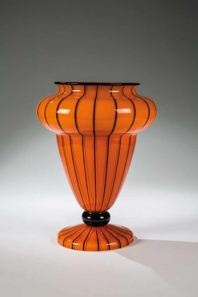 Vase "Ausführung 157, orangeopal mit schwarz" Loetz Wwe., Klostermühle, 1914 Orangefarbenes