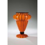 Vase "Ausführung 157, orangeopal mit schwarz" Loetz Wwe., Klostermühle, 1914 Orangefarbenes