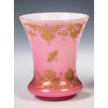 Milchglasbecher Böhmen oder Bayerischer Wald, um 1860 Rosa überfangenes Milchglas mit Dekor aus