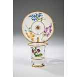 Tasse und Untertasse mit Blumenmalerei Schlaggenwald, 1817 bis 1830 Glockenförmige Wandung auf