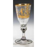 Pokal mit Dudelsackspieler Schlesien, 2. H. 18. Jh. Graustichiges Glas, Balusterschaft und Kuppa