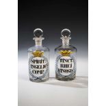 Paar Apothekenflaschen mit Stöpsel Deutschland, um 1800 Auf den zylindrischen Wandungen mit