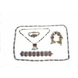 Drei Armbänder und zwei KettenAnfang 20. Jh. Silber, eine Kette versilbert, teils nielliert. Ein