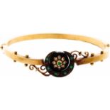 Armreif mit Onyx und Diamantenum 1900 585-er Gelbgold, ca. 16,5 g. Ovaler Armreif. Mittleres