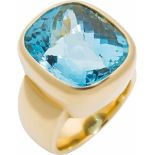 Aquamarinring750-er Gelbgold , ca. 35,2 g. Solid gearbeiteter Mantelring. Die schlichte, antik-