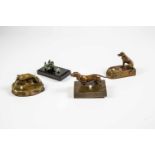 Vier TischklingelnUm 1910 Drei vollplastische Hunde und ein Gänsepaar. Bronze und Stein. Höhe bis
