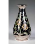 Vase mit SilberauflageDeutsch, um 1930 Auf dunkelbraunem Fond Zweige mit Blüten, Knospen und