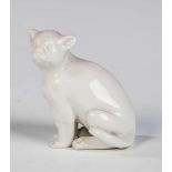 Sitzende KatzeMeissen, 20. Jh. Weiß, unbemalt. Linkes Vorderbein geklebt. Unterglasurblauer