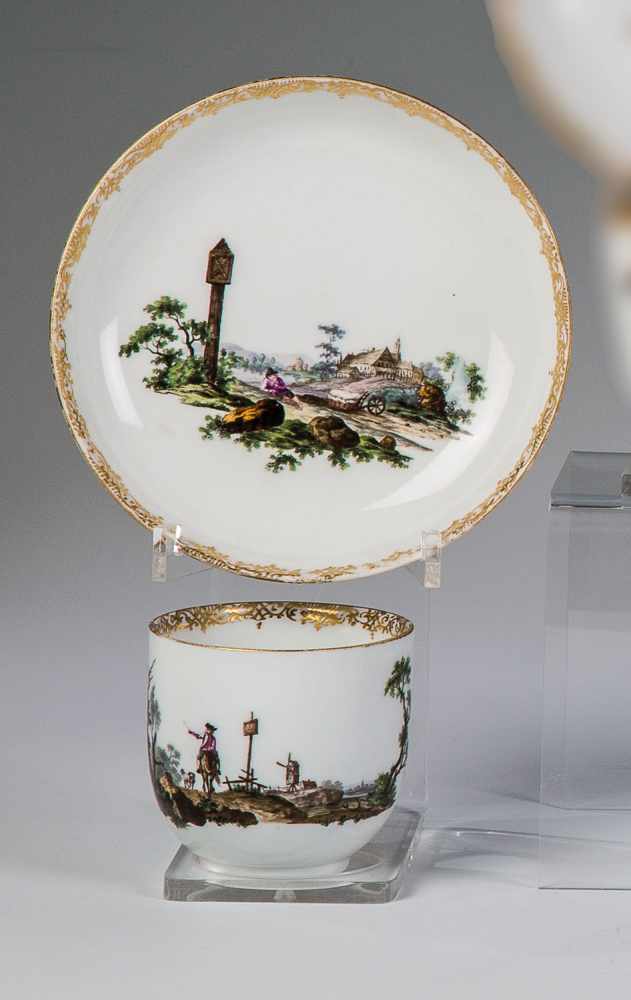 Tasse und Untertasse mit FlußlandschaftenMeissen, um 1770 Glockenförmige Tasse auf Standring mit