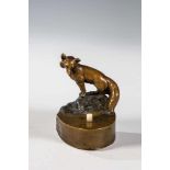 TischklingelUm 1900 Vollplastischer Fuchs auf Plinthe. Bronze patiniert. H. 7,5 cm.Table bell,