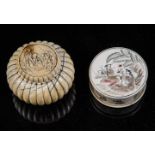 Konvolut: zwei DosenChina, Ende 19. Jahrhundert Runde Deckeldosen mit firgürlichem Dekor. Elfenbein,