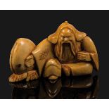 Netsuke von GyokushiJapan, Meiji-Periode, 19. Jahrhundert Sitzender, bärtiger Mann mit Kürbis.