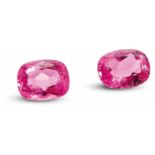 Turmalin-PaarIntensiv leuchtendes, pinkfarbenes Turmalin-Paar, antik-oval facettiert. 2,550 ct. 8