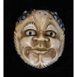 Netsuke von GyokushiJapan, Meiji-Periode, 19. Jahrhundert Maske. Elfenbein geschnitzt. Signiert "