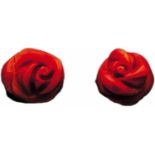 Rote Korallen-RosenZwei fein ausgearbeitete Rosen aus tiefroter Koralle (Corallum Rubrum) D. 14 mm.