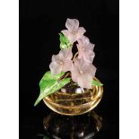 Citrinvase mit BlütenAus einem hellen Citrin gearbeitete flache Schale als Vase, darin befindlich