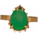 Ring mit grüner Jade750-er Gelbgold, ca. 4,9 g. Eleganter Ring. Herzförmiger Ringkopf ausgefasst mit