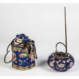 Set bestehend aus Kanne und Opium-/Wasser-PfeifeChina, 19./20. Jahrhundert Polychrom staffiertes