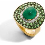 Ring mit Smaragd, Tsavorit und Brillant750-er Gelbgold, ca. 11,8 g. Moderner Ring mit