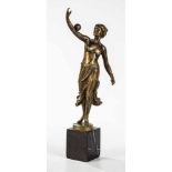 Constantin HölandDeutsch, tätig um 1890 - 1910 Kugeltänzerin. Bronze auf Marmorsockel, minimal