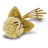 Brosche mit Elfenbein-BlüteGroße, vergoldete Silberbrosche mit aufwendig geschnittener