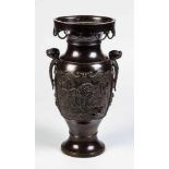 Vase mit HandhabenJapan, wohl Meiji Balusterförmige Vase mit zwei Handhaben in Form von