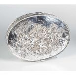 Große SilberdoseHanau, um 1880 Silber, getrieben, graviert und vergoldet. Ovale Form. Die Wandung