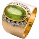 Peridotring mit Brillanten585-er Gelbgold, ca. 5,2 g. Bandring mittig ausgefasst mit oval