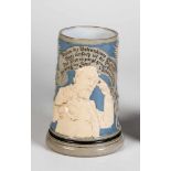 Bierkrug mit ReliefdekorDeutschland, E. 19. Jh. Graues, salzglasiertes Steinzeug mit Hopfen- und