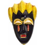 MaskenbroscheVergoldet. Afrikanische Maske bemalt in polychromen Email-Farben. Rückseitig