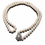 Perlen-SautoirLange Akoya-Zuchtperlenkette aus 98 Akoya-Zuchtperlen mit sehr feinem Lüster und