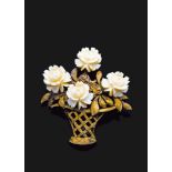Blumenkorb-BroscheVergoldete Silberbrosche in Form eines Blumenkorbes mit vier Elfenbeinrosen und