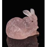 Hase aus Rosaquarz mit Saphir-AugenVollplastisch geschnittener, sitzender Hase aus Rosaquarz.