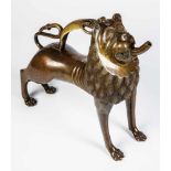 Aquamanile aus Bronze in Form eines LöwenWohl um 1500 Vollplastischer, leicht stilisierter Löwe,