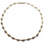 Collier750-er Gelb- und Weissgold. ca. 43 g. Modernes Collier bestehend aus 29 verspielten Blüten,